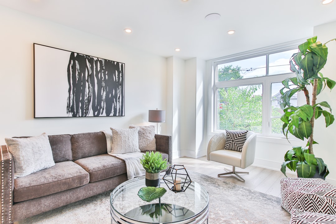 Living room with a restrained seating arrangement and open circulation