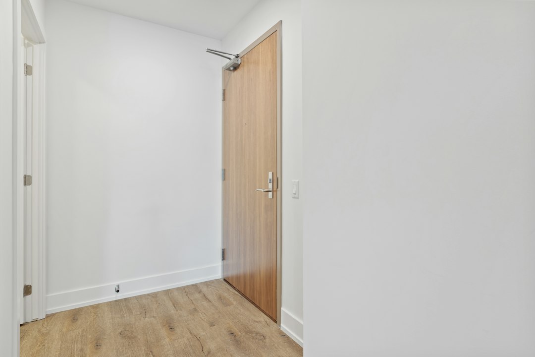 Front-door area with open wall and floor space for a controlled gear footprint