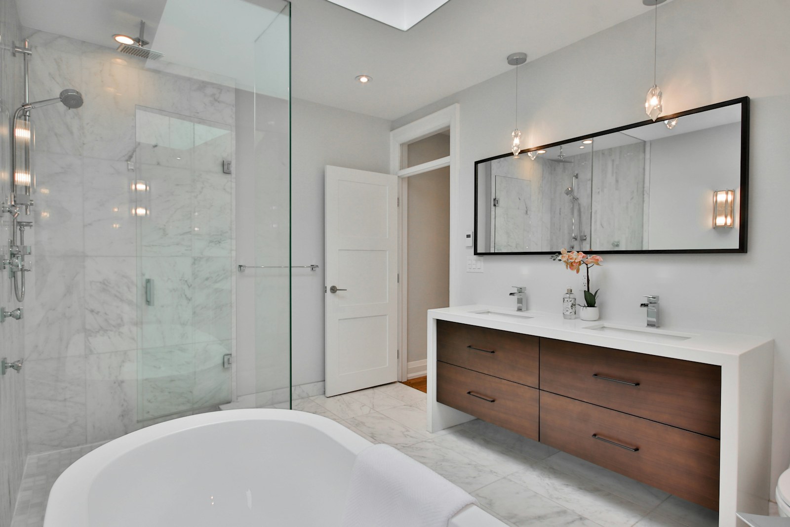 Simplehuman Hanging vs. Tension Shower Caddy: Which Fits a Small Rental Bathroom?