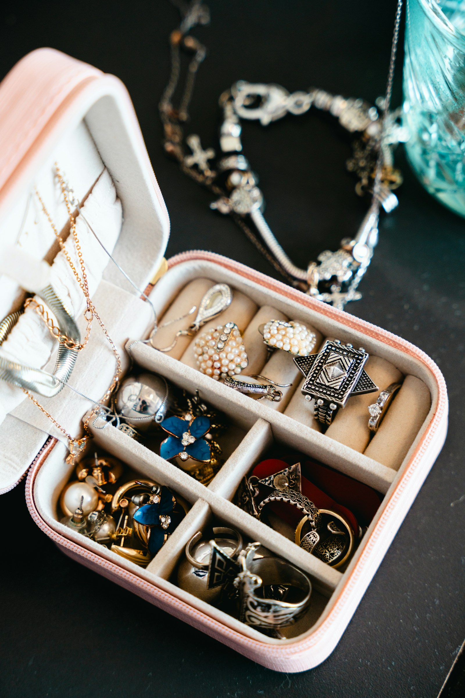 How to Store Jewelry and Small Accessories in a Small Bedroom Without Losing Pieces
