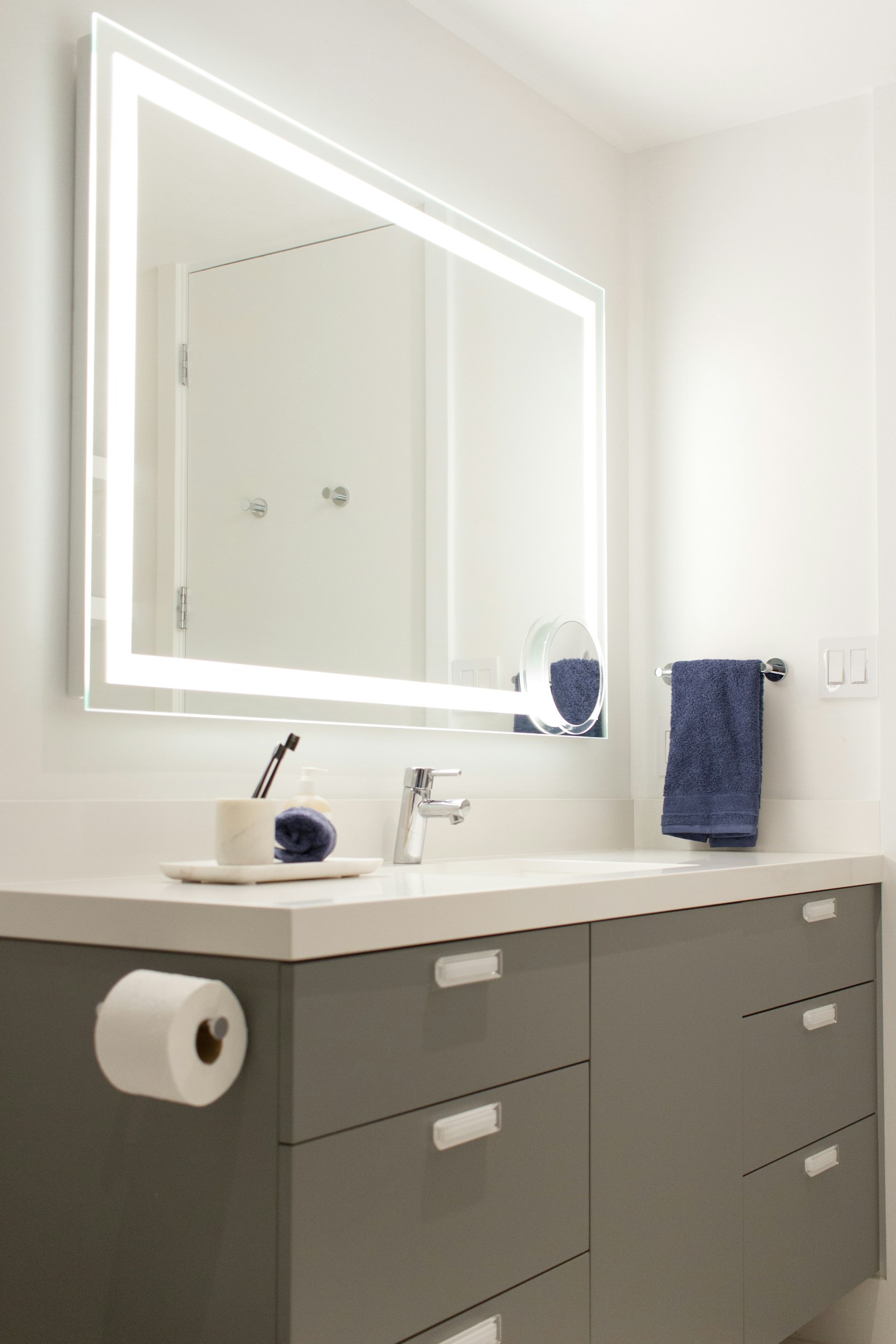 How to Make a Windowless Bathroom Work in a Small Apartment: Moisture, Light, and Storage