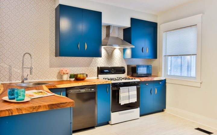 Compact kitchen with limited cabinetry and clear counter space