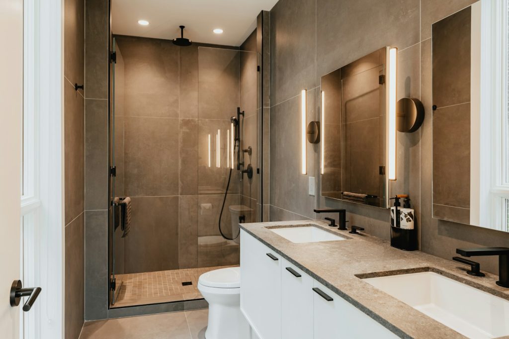Clean compact bathroom with a defined shower and wet zone