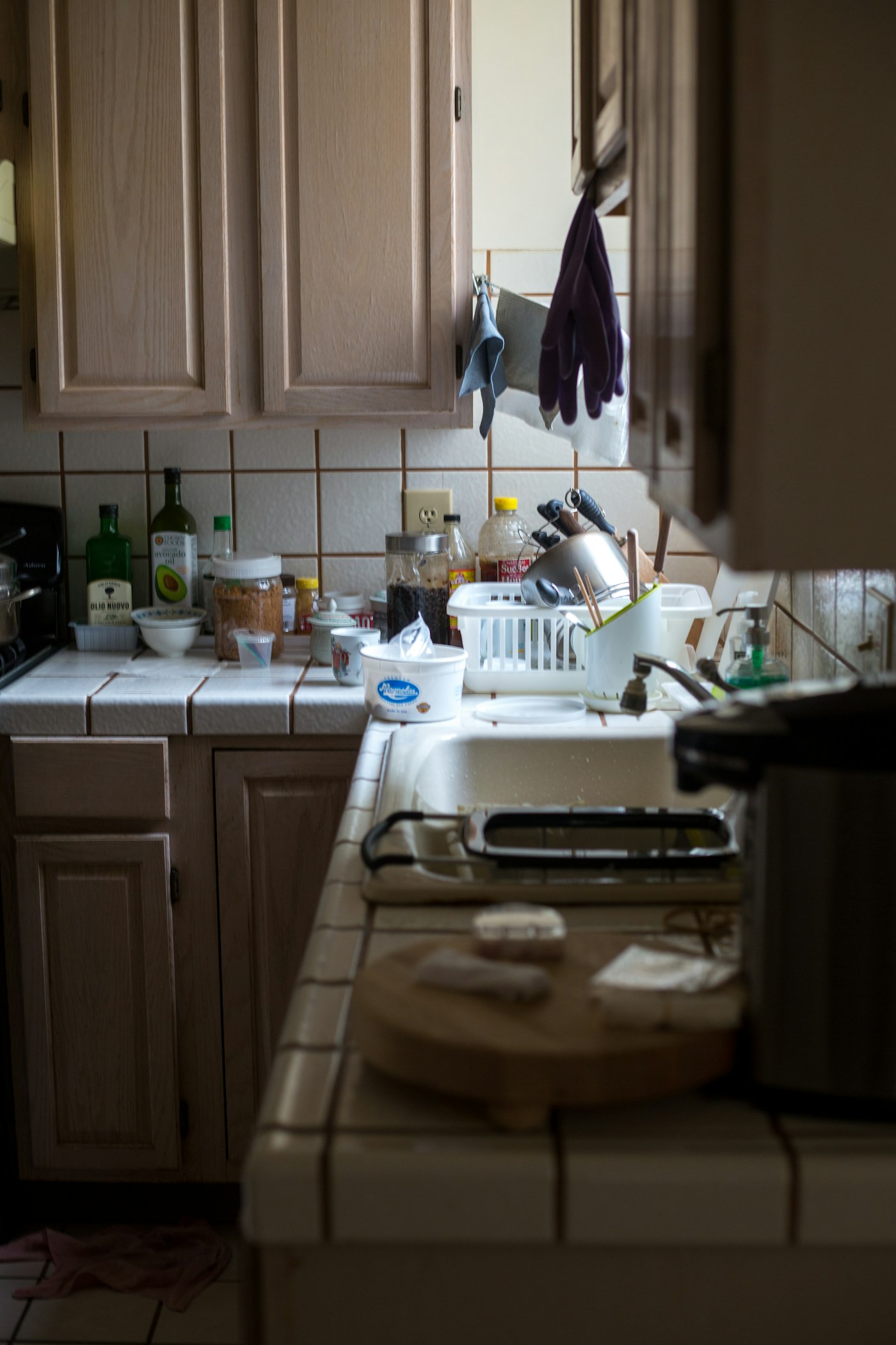 Lived-in kitchen with bottles and utensils, illustrating how everyday kitchen categories can accumulate