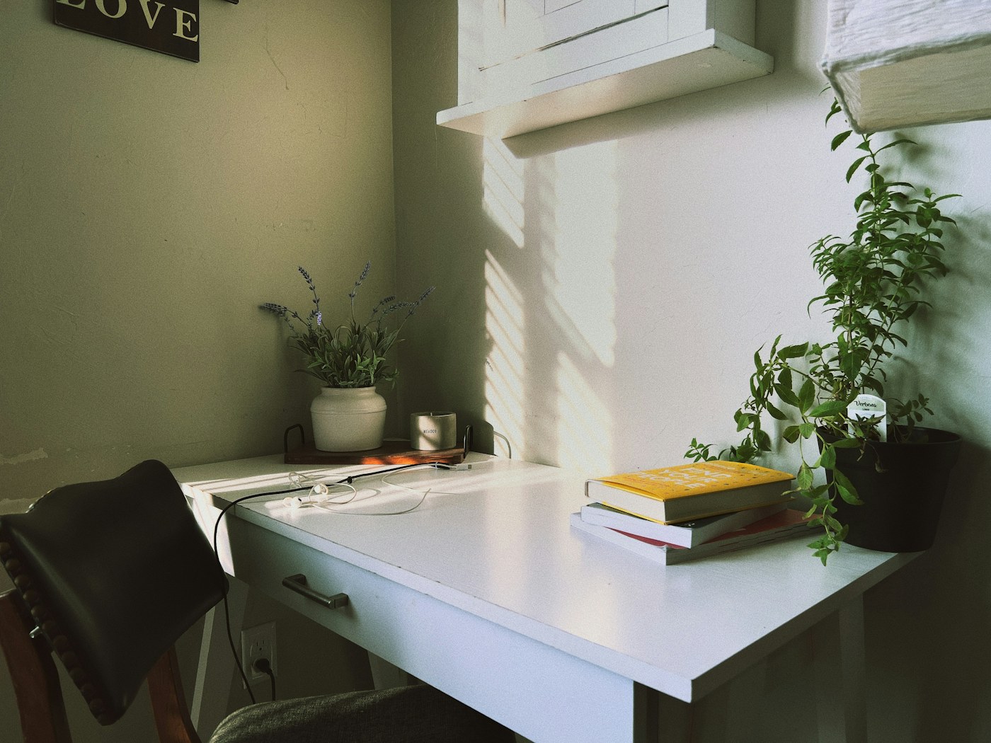 Compact desk corner that can support one person’s separate activity