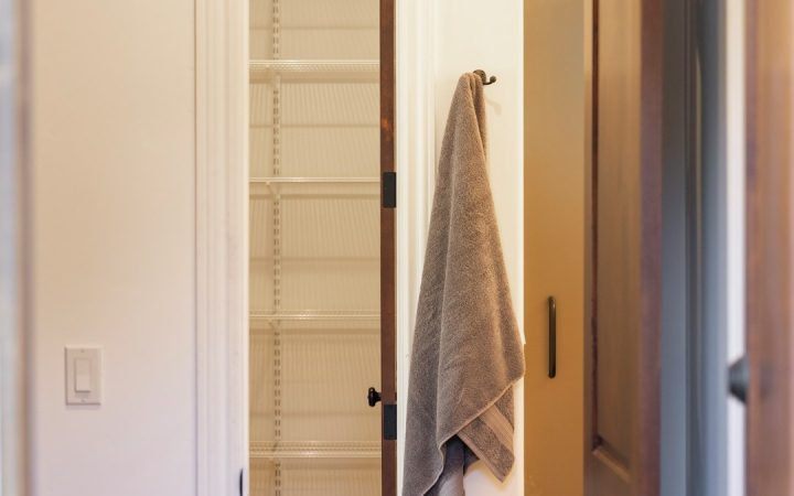 Towel and shelving area illustrating compact linen storage