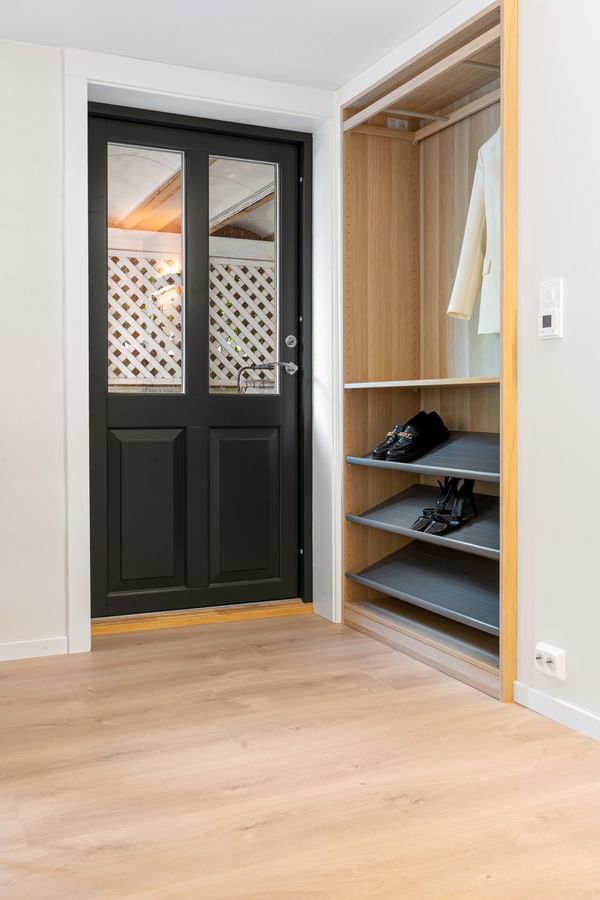 Compact apartment entrance with shoe storage and a clear arrival path
