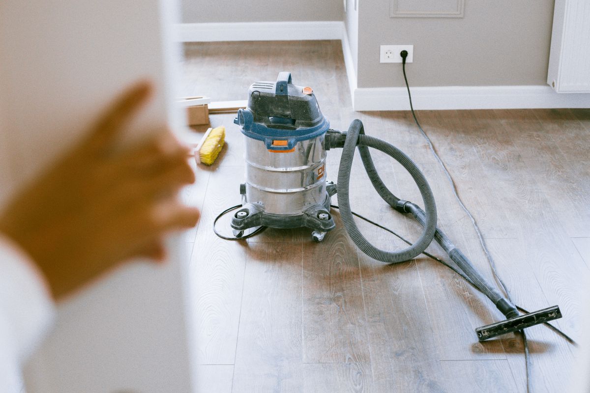 Canister vacuum cleaner with a flexible hose