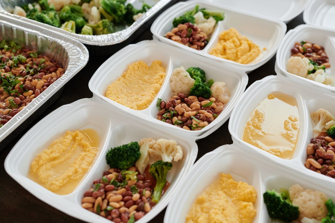 Rubbermaid Brilliance Glass vs. Plastic: Which Containers Make Sense in a Small Kitchen?