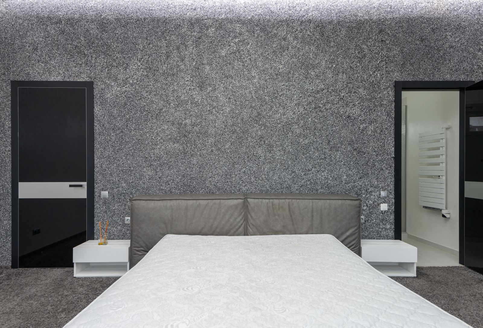Small sleeping area arranged between interior doorways