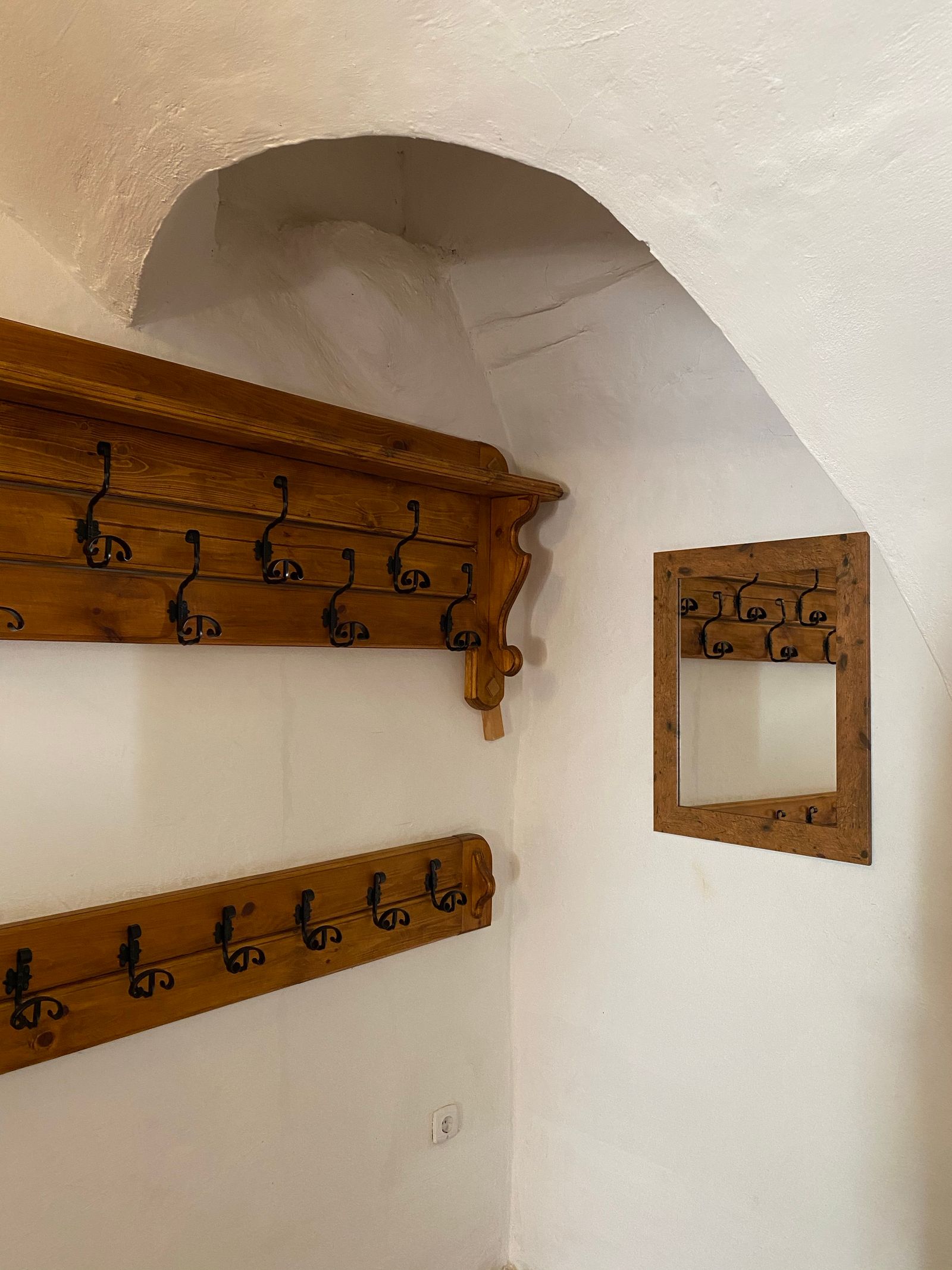 Umbra Flip 5-Hook Review: A Wall Rack for a Narrow Entryway?