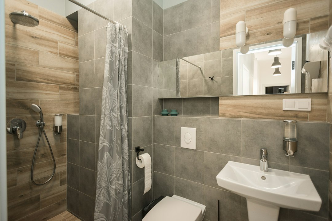 Double-sink bathroom vanity that illustrates simultaneous family routines