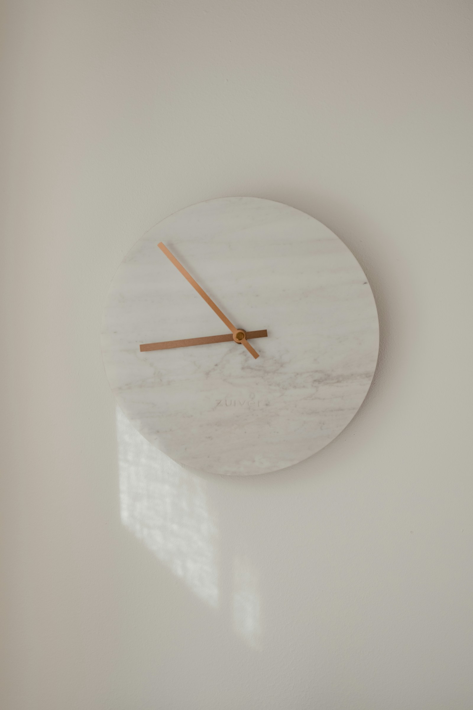 Simple round wall clock
