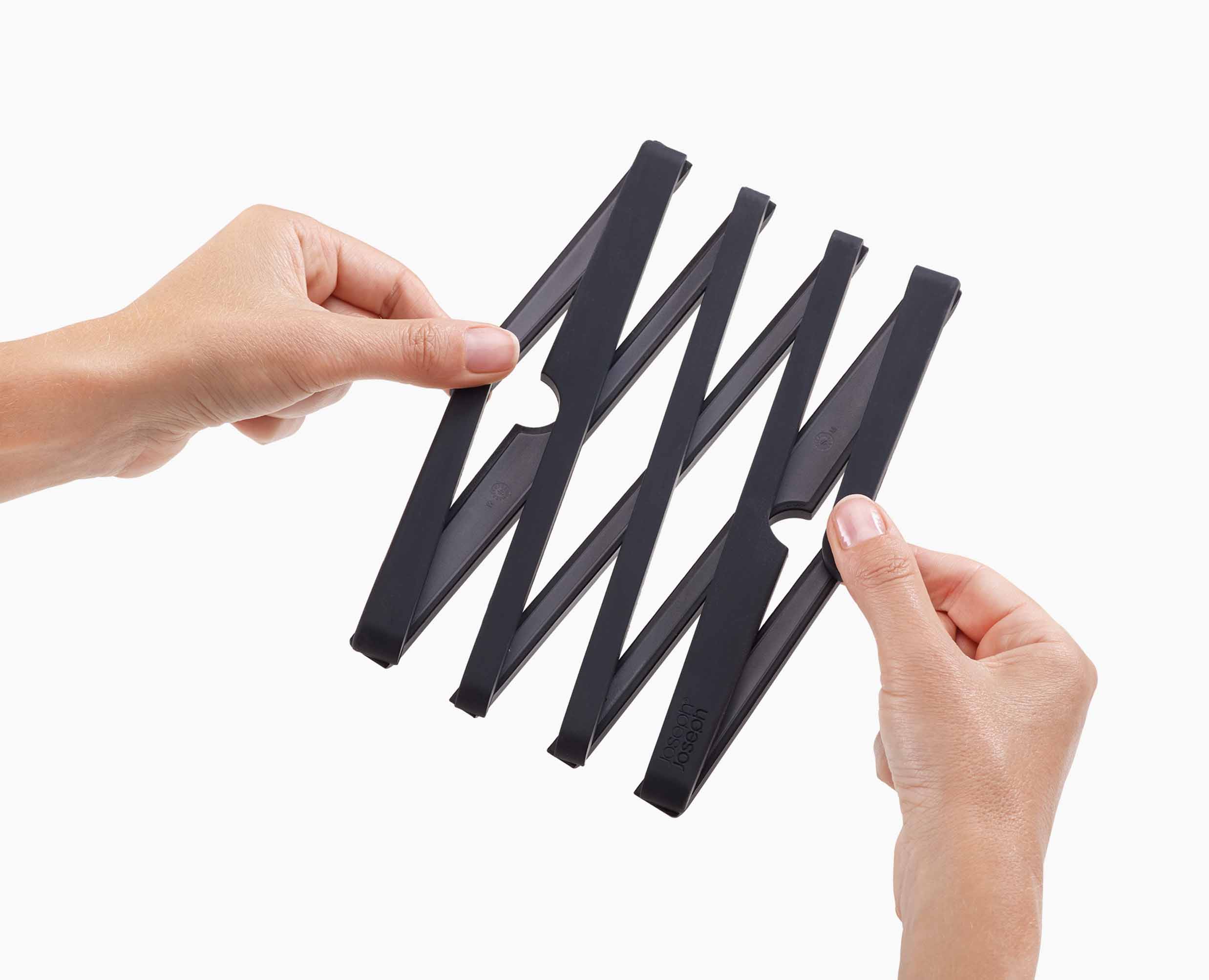 Hands adjusting the Joseph Joseph Stretch trivet