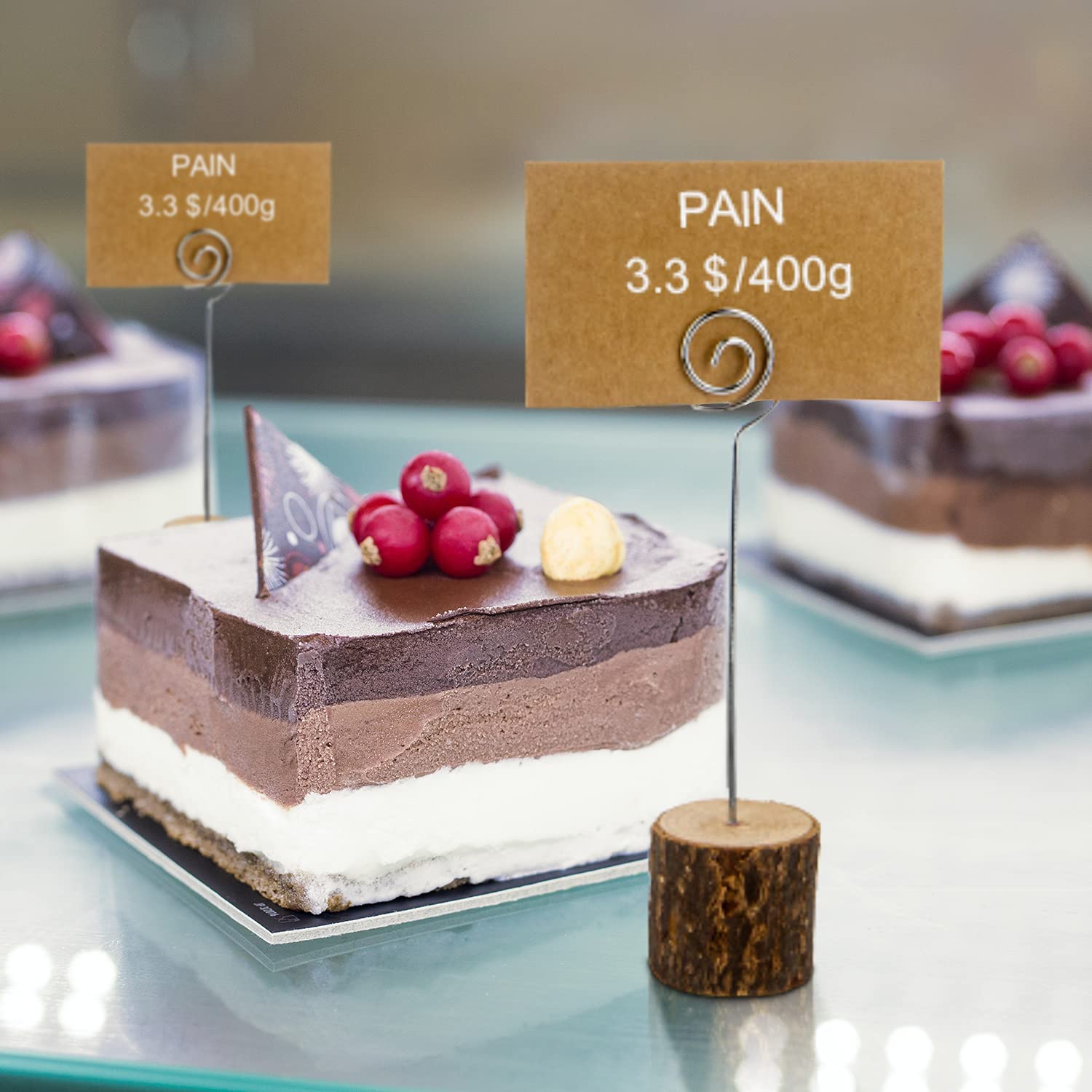 Wire holder labeling a separately supplied cake