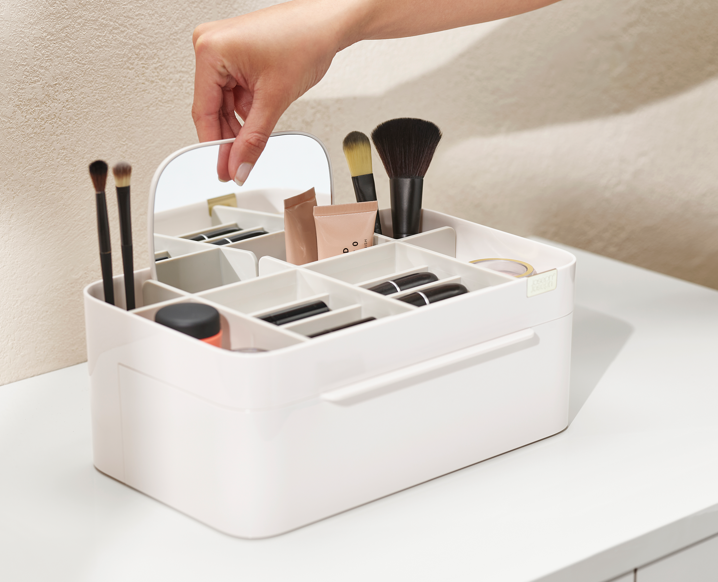 Removable mirror being lifted from the Viva organizer