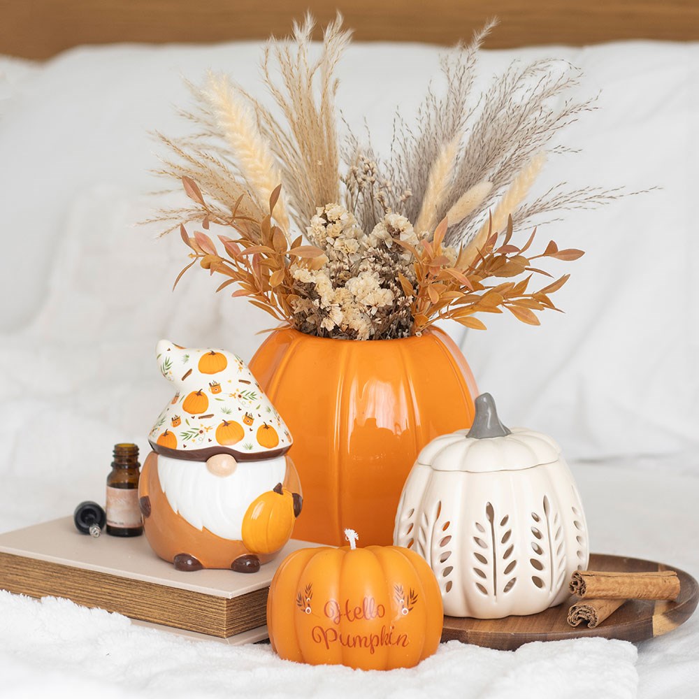 Manufacturer styling image of the pumpkin vase and autumn objects
