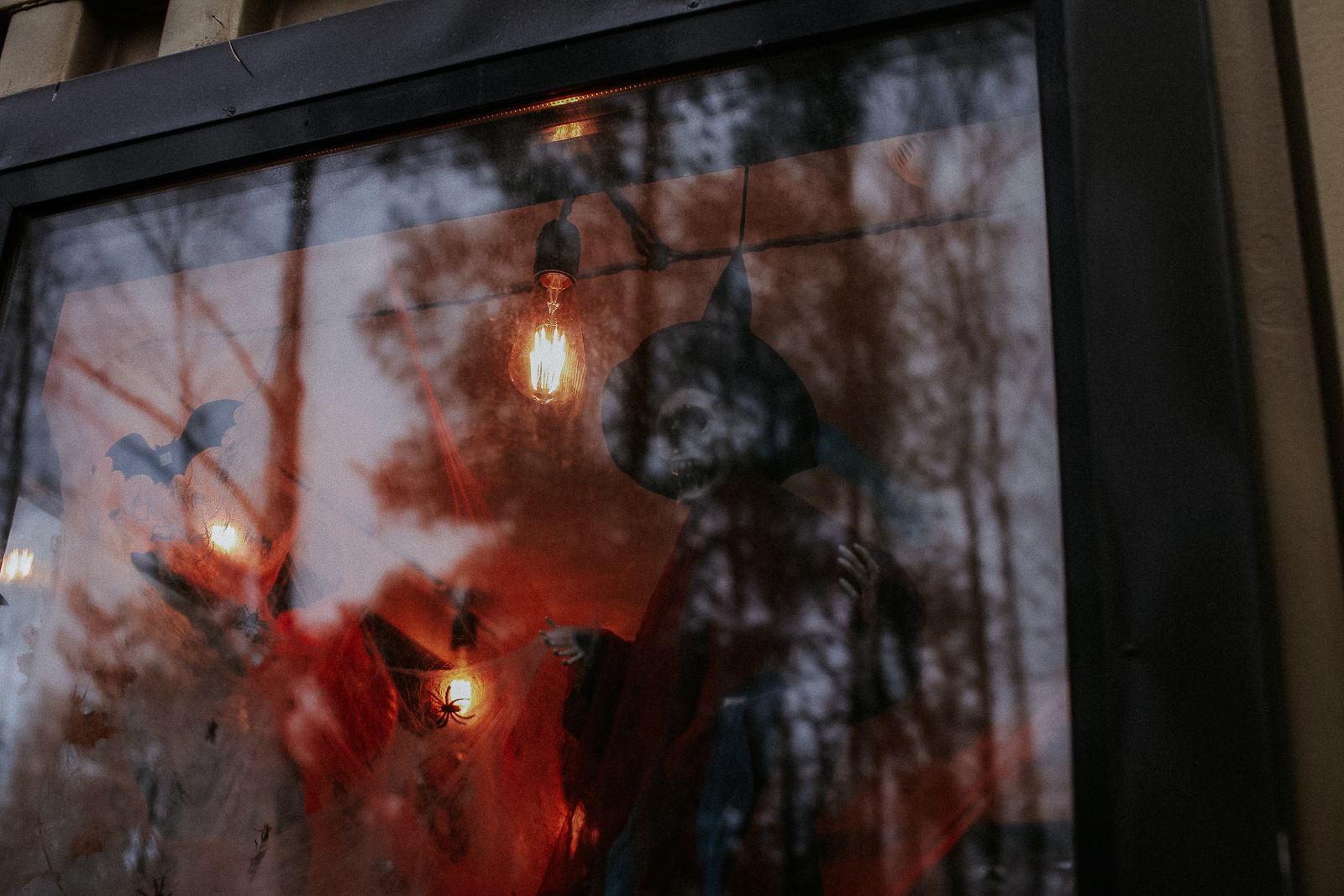 Halloween Window Clings: A Clean-Glass Decorating Plan and Gentle Removal