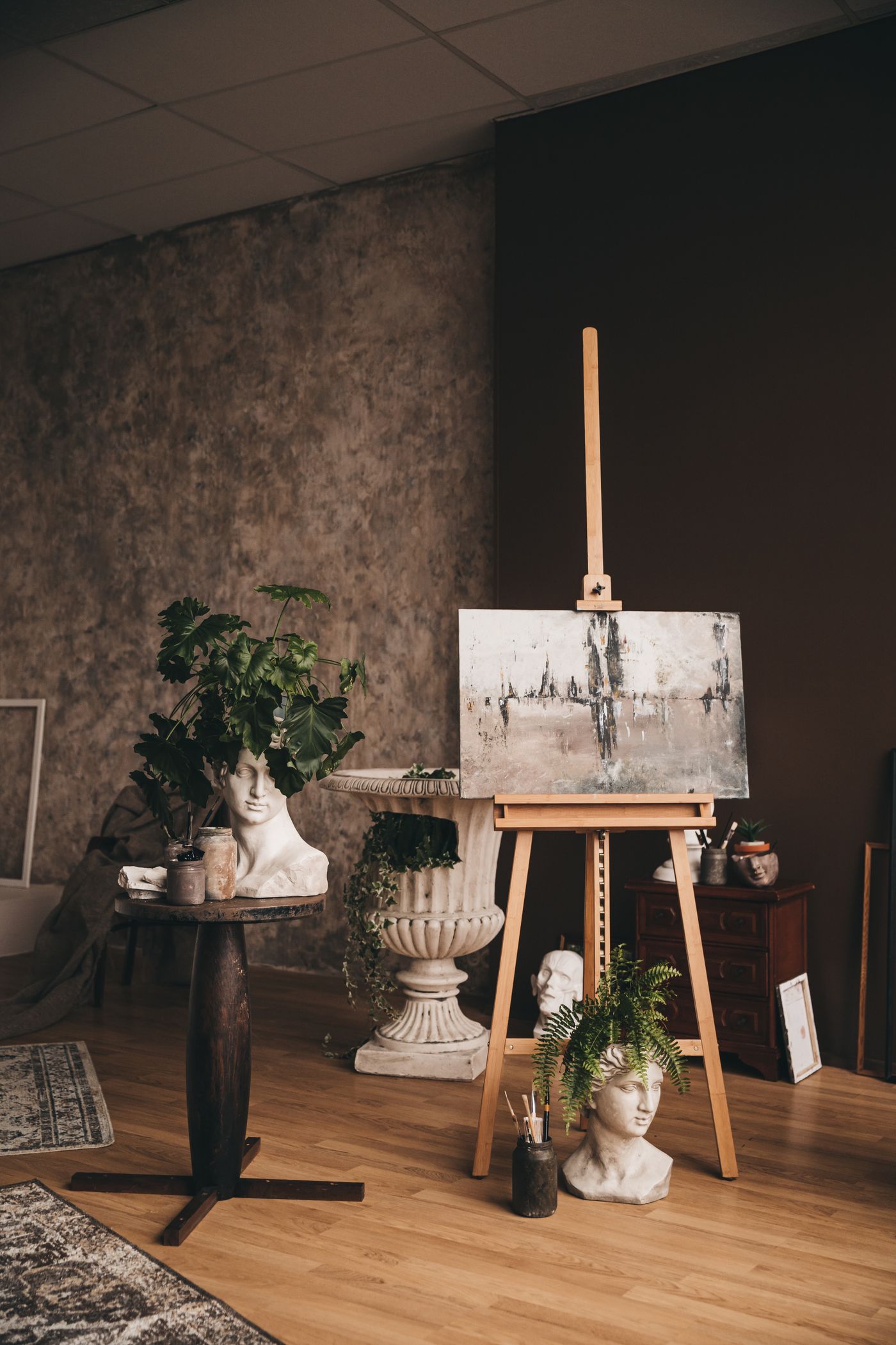 Painting easel with a broad support footprint