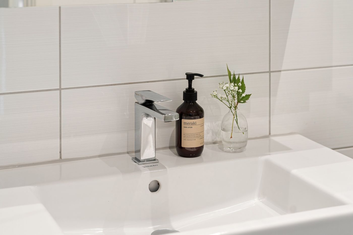 Small vessels and toiletries on the edge of a basin