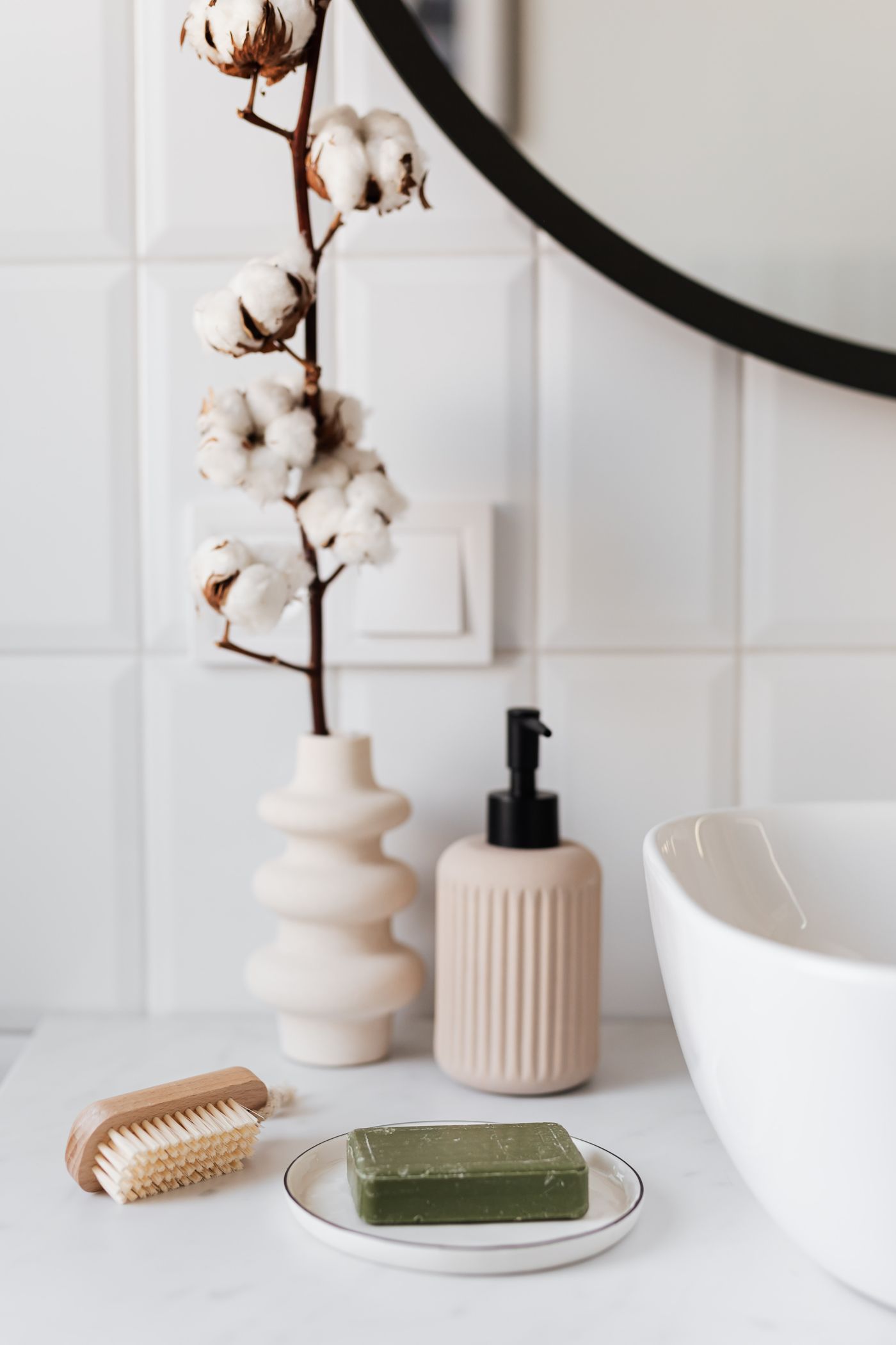 Clean Hand-Decorated Ceramic Bathroom Accents: Identify the Finish First