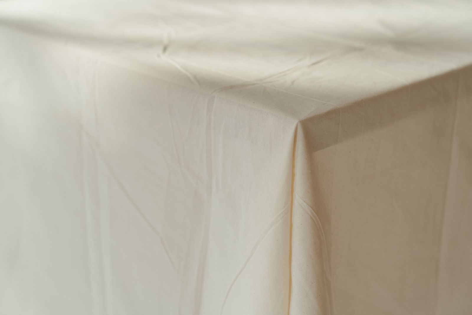 Store Tablecloths and Table Runners by Table Fit, Occasion, and Ready Condition