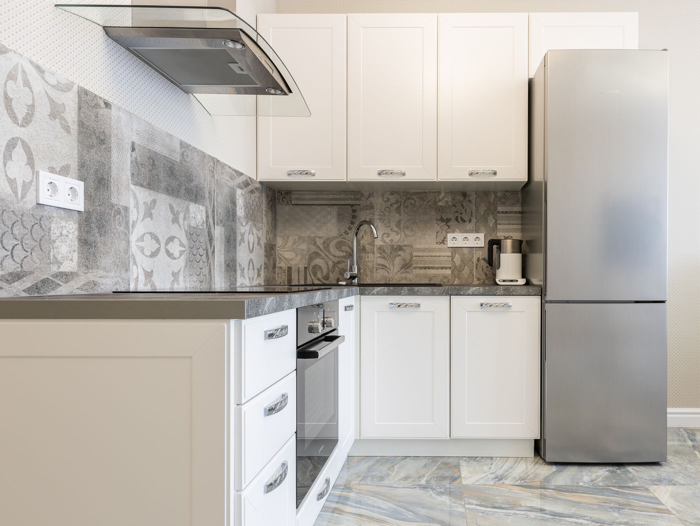 Kitchen cabinets and clear appliance work surfaces in a compact kitchen